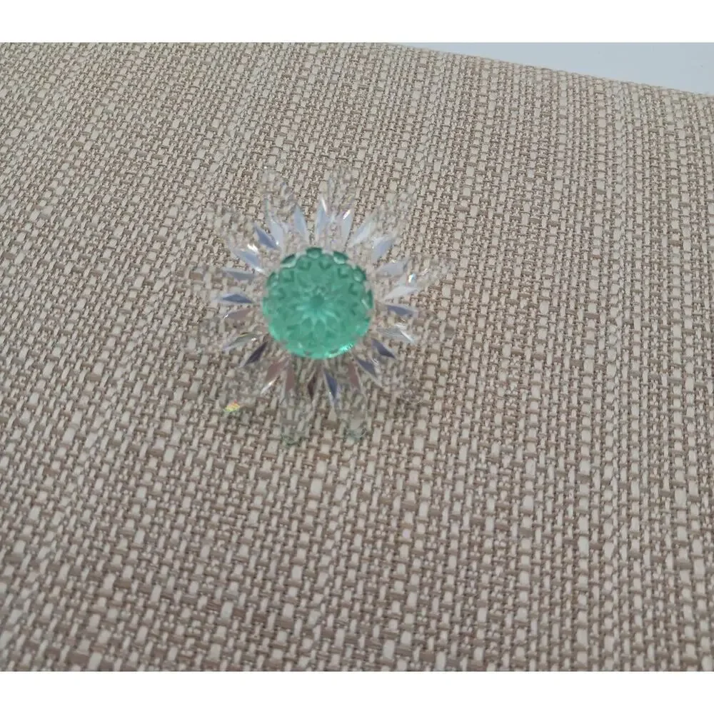 Swarovski SCS Crystal Flower Daisy Figurine Green Center Clear Boxed